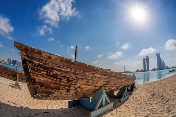 Stadt abu dhabi mit Holzbooten in vereinigten arabischen Emiraten — Stockfoto