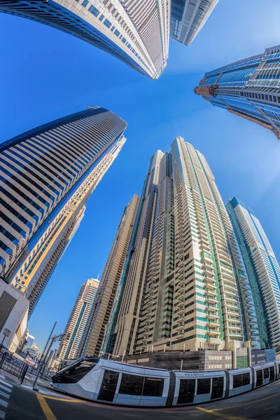 Дубай с трамваем против небоскребов в Объединенных Арабских Эмиратах — стоковое фото