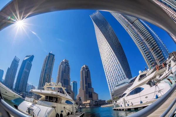 Dubai Marina con barche contro i grattacieli a Dubai, Emirati Arabi Uniti — Foto Stock