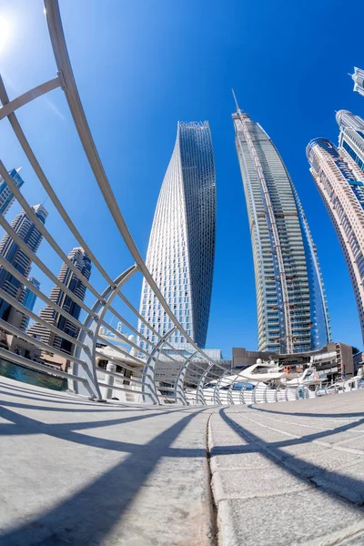 Dubai Marina with boats against skyscrapers in Dubai, United Arab Emirates — Stock Photo, Image