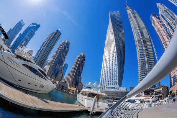 Dubai Marina com barcos contra arranha-céus em Dubai, Emirados Árabes Unidos — Fotografia de Stock