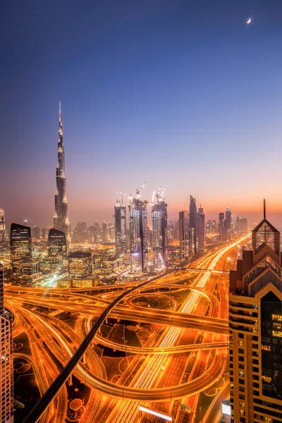 Dubai por la noche, vista desde el rascacielos en Emiratos Árabes Unidos —  Fotos de Stock