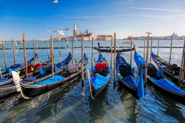 Gondoler i Venedig mot San Giorgio Maggiore kyrkan i Italien — Stockfoto