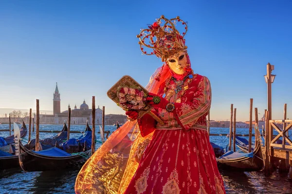 VENISE - 13 FÉVRIER : Des personnes en costume vénitien assistent au Carnaval de Venise, le 13 février 2016 à Venise, Italie . — Photo