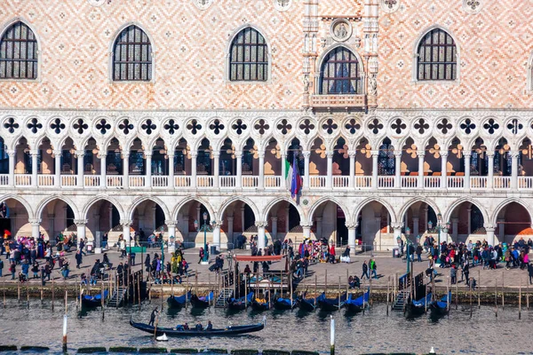 Dogenpalast mit Gondeln in Venedig, Italien — Stockfoto