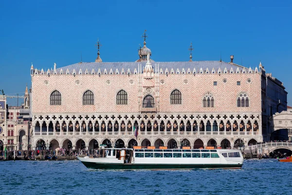Dogenpalast mit Booten in Venedig, Italien — Stockfoto