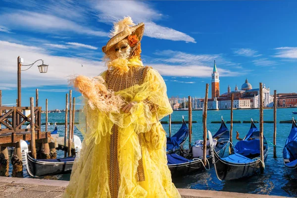 VENECIA - 13 DE FEBRERO: Personas en traje veneciano asisten al Carnaval de Venecia, 13 de febrero de 2016 en Venecia, Italia . —  Fotos de Stock