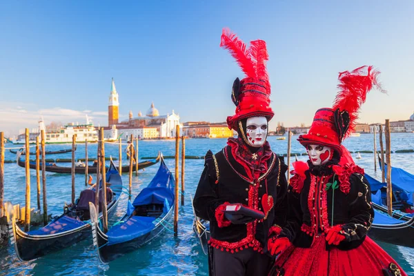 VENISE - 13 FÉVRIER : Des personnes en costume vénitien assistent au Carnaval de Venise, le 13 février 2016 à Venise, Italie . — Photo