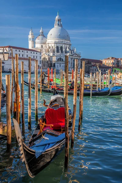 Gran Canal con góndola contra la Basílica de Santa Maria della Salute en Venecia, Italia — Foto de Stock