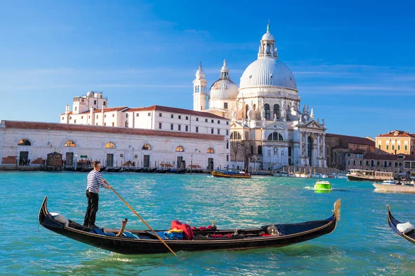 Grand Canal avec télécabine contre la Basilique Santa Maria della Salute à Venise, Italie — Photo