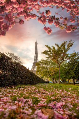coche de carreras de juguete rojo con una raya