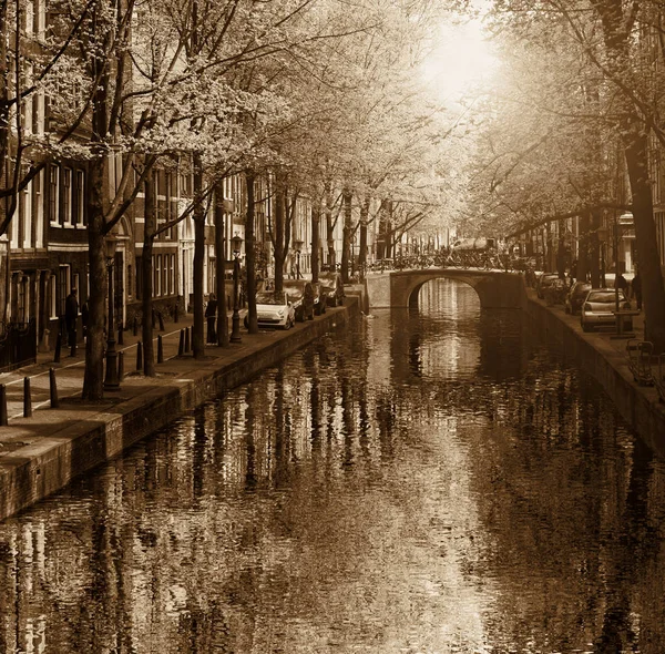 Amsterdam s kanálem v centru města, Holandsko — Stock fotografie