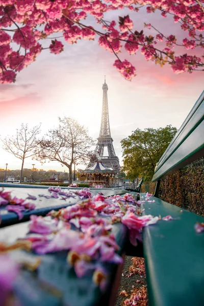Eiffeltoren tijdens de lentetijd in Parijs, Frankrijk — Stockfoto