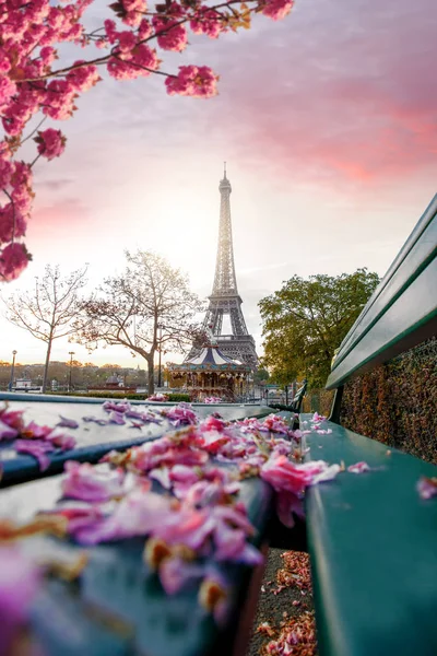 Эйфелева башня весной в Париже, Франция — стоковое фото