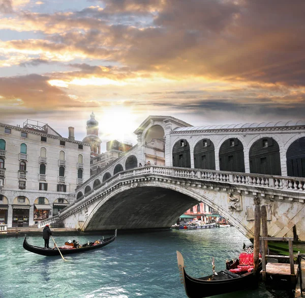 Velence Rialto-híd és a gondola a Canal Grande, Olaszország — Stock Fotó