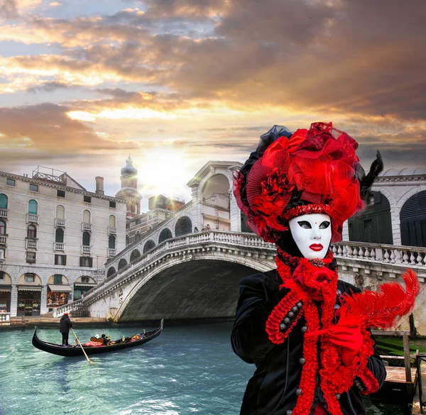 Masque de carnaval contre le pont du Rialto à Venise, Italie — Photo