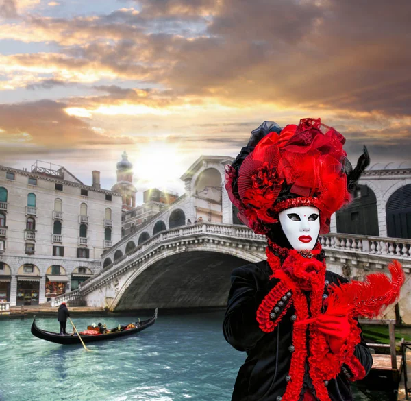 Masque de carnaval contre le pont du Rialto à Venise, Italie — Photo
