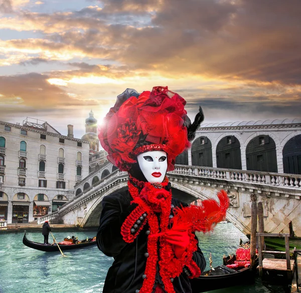 Karnaval maskesi karşı Rialto Köprüsü Venedik, İtalya — Stok fotoğraf