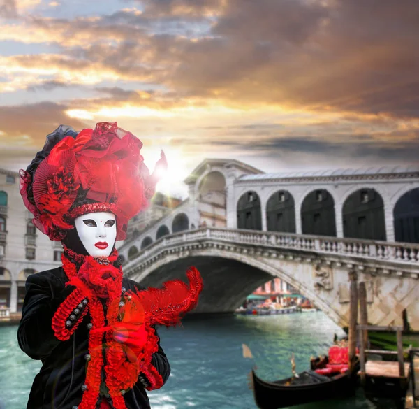 Karnaval maskesi karşı Rialto Köprüsü Venedik, İtalya — Stok fotoğraf