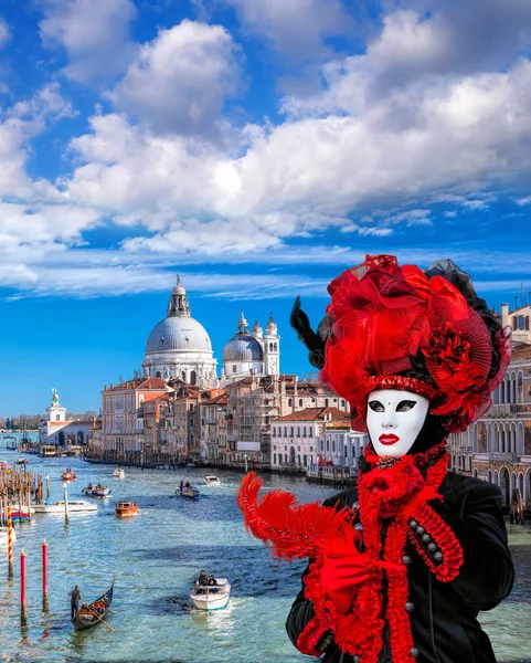Venedik, İtalya Grand Canal karşı ünlü karnaval maskesi — Stok fotoğraf