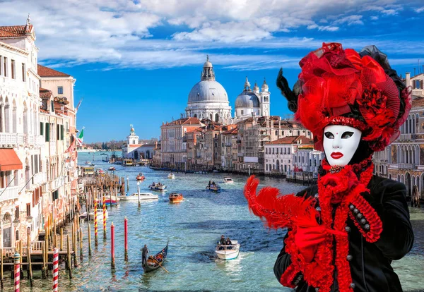 Famous Carnival mask against Grand Canal in Venice, Italy — Stock Photo, Image