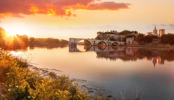 Авиньонский старый мост против красочного заката в Провансе, Франция — стоковое фото