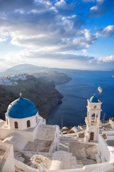 Santorini-Insel mit Kirche gegen Sonnenaufgang in Griechenland — Stockfoto