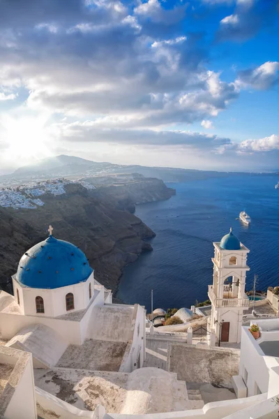 Isla de Santorini con iglesia contra el amanecer en Grecia —  Fotos de Stock