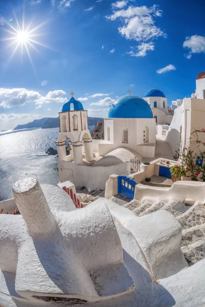 Oia pueblo con famosa iglesia en la isla de Santorini en Grecia — Foto de Stock