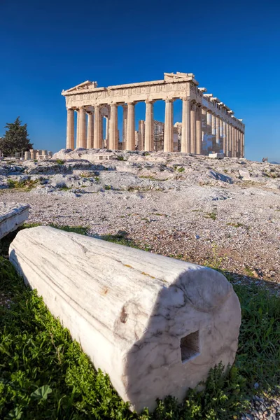 Templo del Partenón con columna sobre la Acrópolis en Atenas, Grecia — Foto de Stock