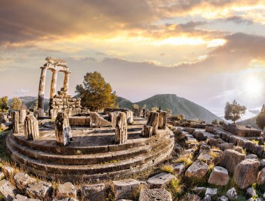 Delphi Yunanistan'da günbatımı karşı tapınağın kalıntıları ile