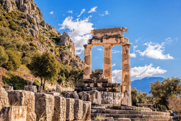 Delphi Yunanistan'da tapınağın kalıntıları ile — Stok fotoğraf