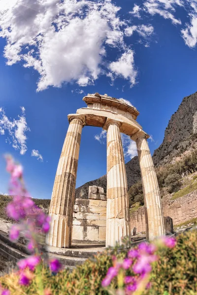 Delfos com ruínas do Templo na Grécia — Fotografia de Stock