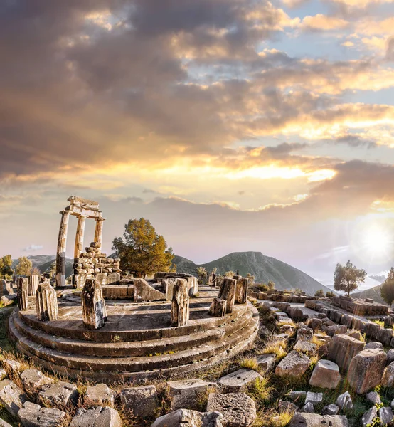 Delphi cu ruinele Templului împotriva apusului de soare în Grecia — Fotografie, imagine de stoc