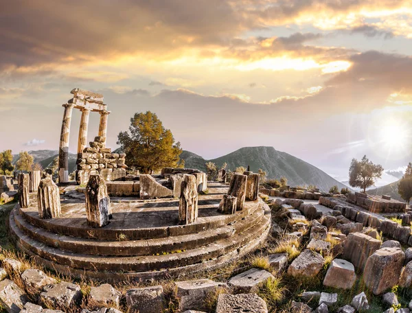 Delphi cu ruinele Templului împotriva apusului de soare în Grecia — Fotografie, imagine de stoc