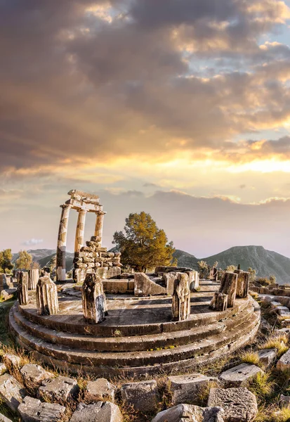 Delfos con ruinas del Templo contra el atardecer en Grecia — Foto de Stock