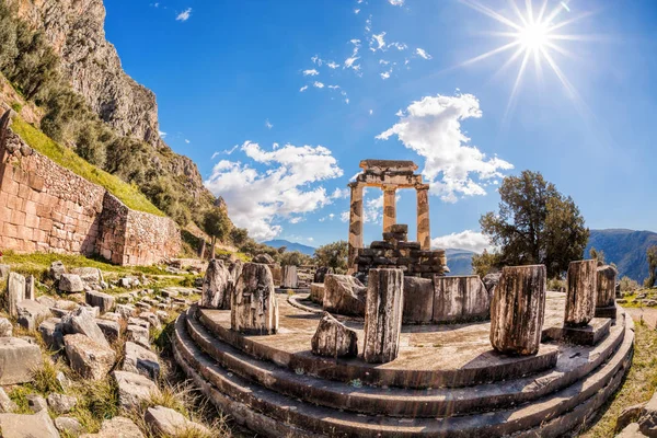 Delfi med ruiner av tempelet i Hellas – stockfoto