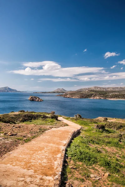 Capo Sounion con patchway in Grecia — Foto Stock