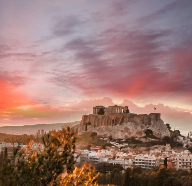 Atina, Yunanistan 'da gün batımına karşı Parthenon Tapınağı ile Akropol