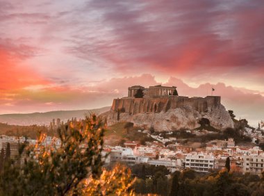 Atina, Yunanistan 'da gün batımına karşı Parthenon Tapınağı ile Akropol