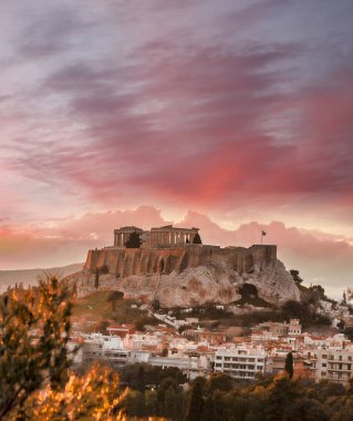 Atina, Yunanistan 'da gün batımına karşı Parthenon Tapınağı ile Akropol