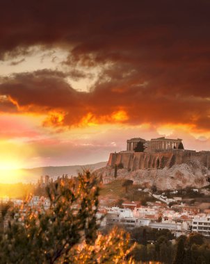 Atina, Yunanistan 'da gün batımına karşı Parthenon Tapınağı ile Akropol