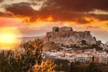Atina, Yunanistan 'da gün batımına karşı Parthenon Tapınağı ile Akropol