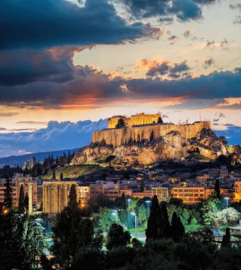 Atina, Yunanistan 'da gün batımına karşı Parthenon Tapınağı ile Akropol