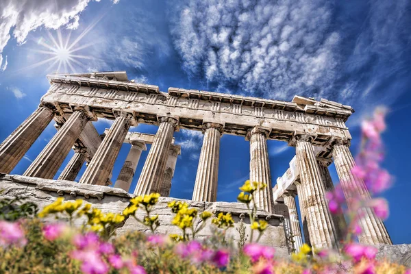 Świątynię Partenon w czasie wiosny na ateński Akropol, Grecja — Zdjęcie stockowe