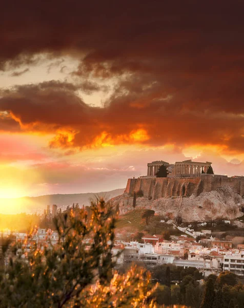 Akropolis mit Parthenon-Tempel gegen Sonnenuntergang in Athen, Griechenland — Stockfoto