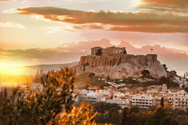 Akropolis dengan candi Parthenon melawan matahari terbenam di Athena, Yunani — Stok Foto