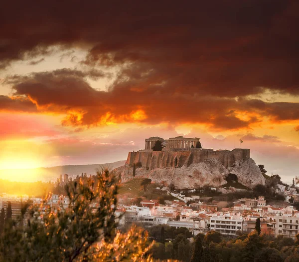 Akropolis med Parthenontempelet mot solnedgang i Athen, Hellas – stockfoto
