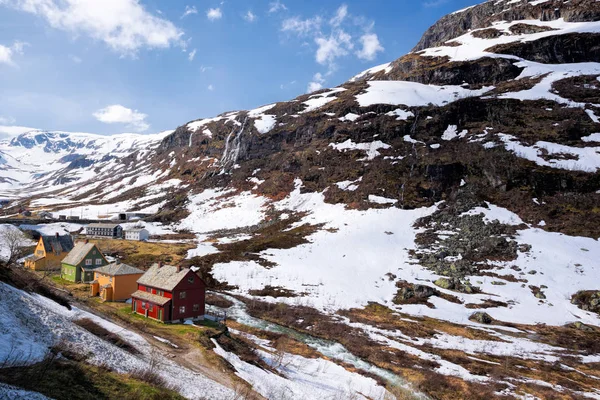 Norwegia z kolorowe drewniane domy przed wodospady w czasie wiosny. Linia kolejowa z Flam Myrdal w Norwegii — Zdjęcie stockowe