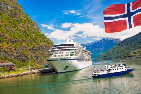 Ship in the marina of Flam with flag of Norway — Stock Photo, Image